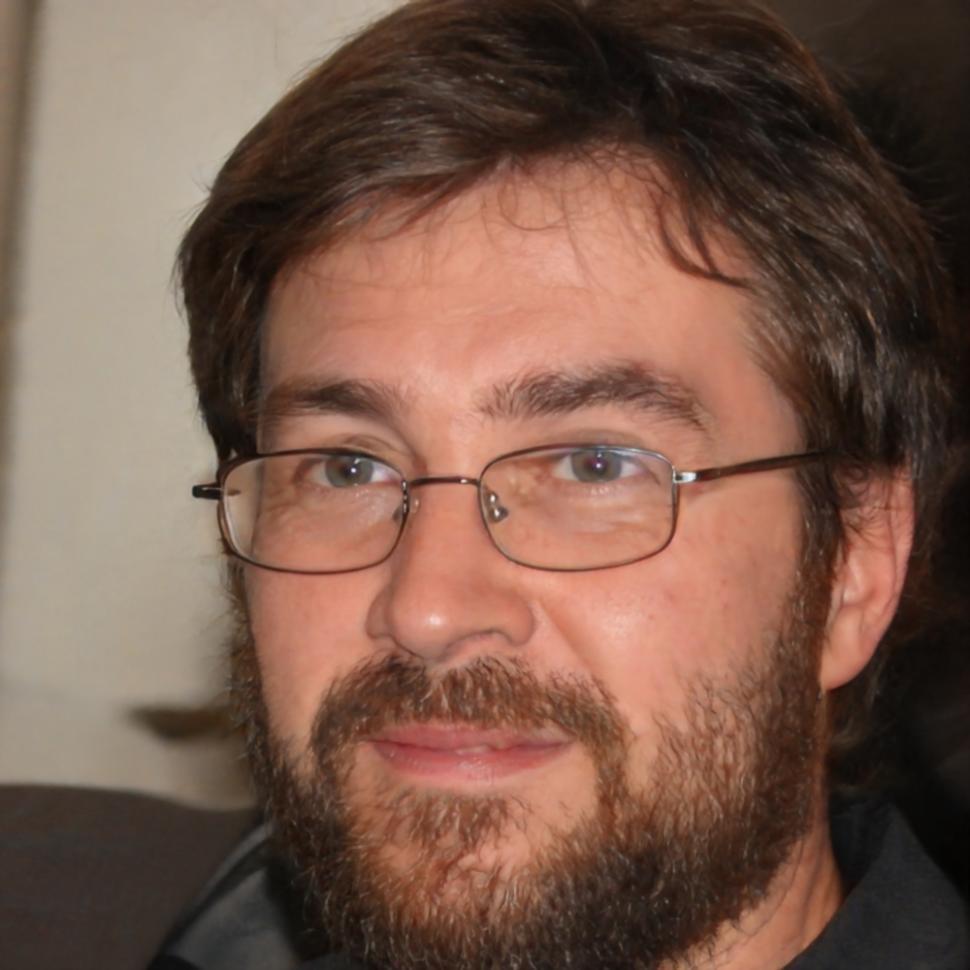 Retrato profesional de Dimitri Kouznetsov, mentor senior de programación